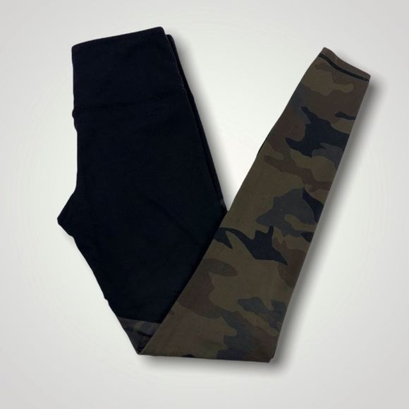 Carbon38 Icon Camo Leggings - Picture 2 of 9